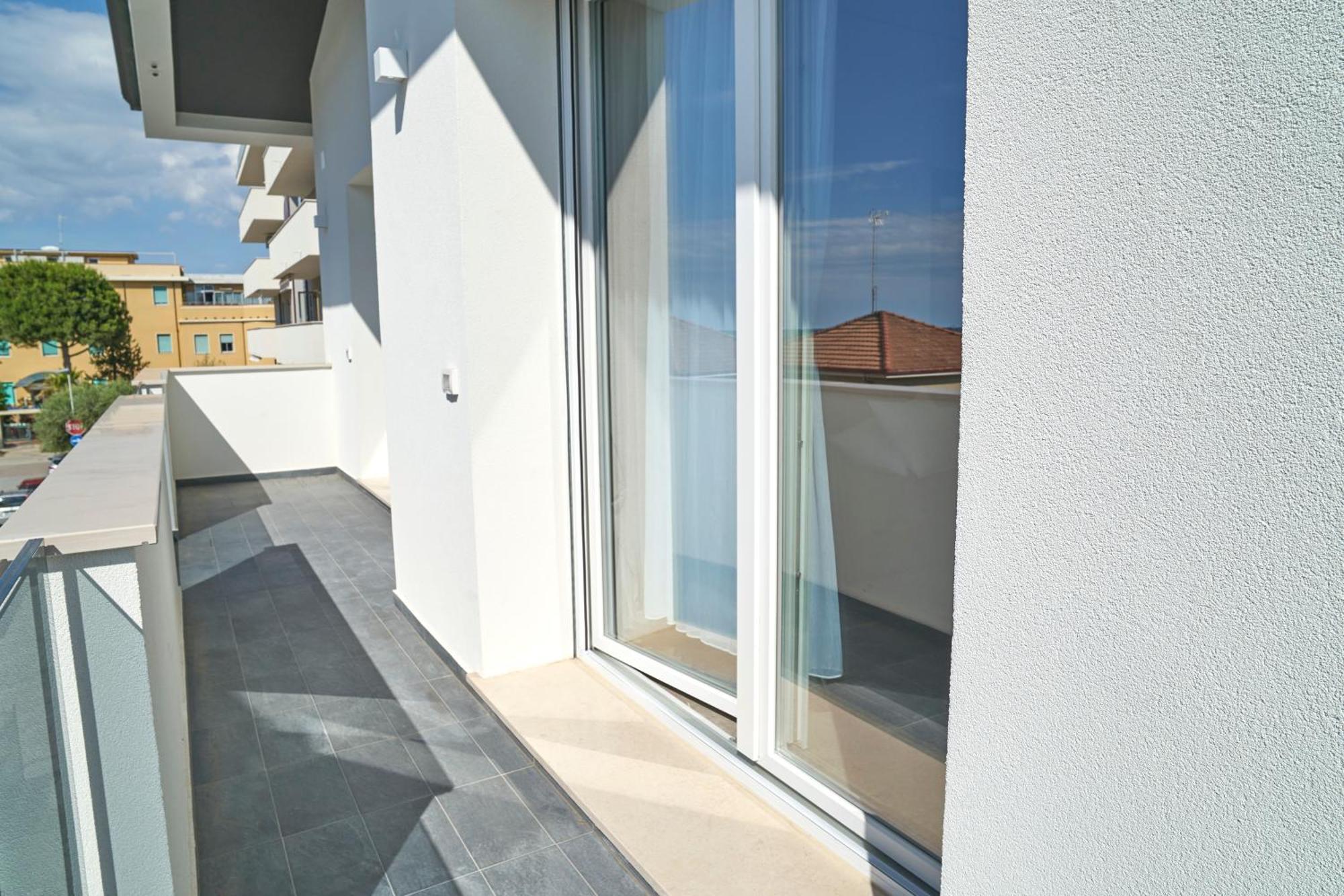 Villa Borghesi Suites Fronte Mare Rimini Extérieur photo